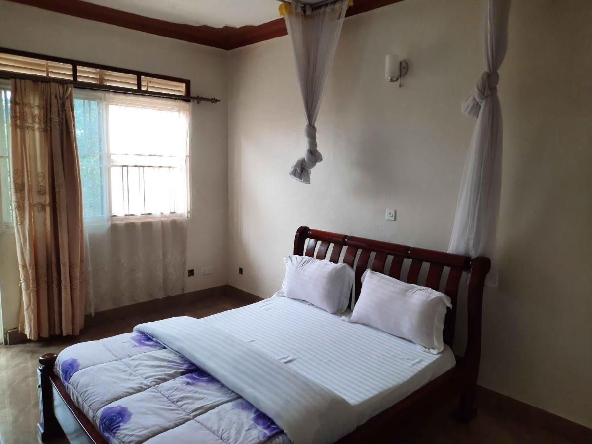 Airport Side Hotel เอนเทบเบ้ ภายนอก รูปภาพ