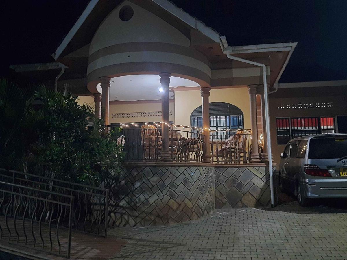 Airport Side Hotel เอนเทบเบ้ ภายนอก รูปภาพ