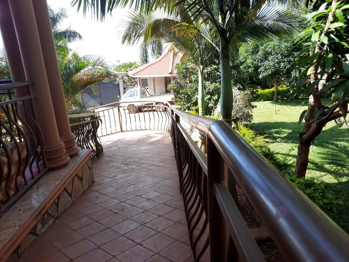 Airport Side Hotel เอนเทบเบ้ ภายนอก รูปภาพ