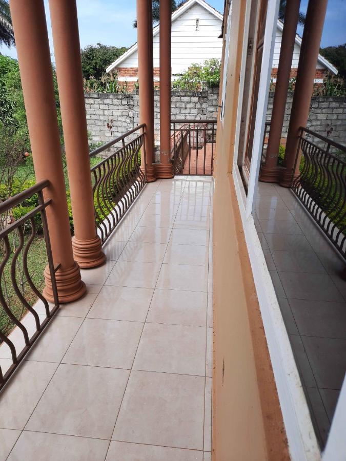 Airport Side Hotel เอนเทบเบ้ ภายนอก รูปภาพ