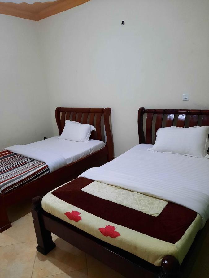 Airport Side Hotel เอนเทบเบ้ ภายนอก รูปภาพ
