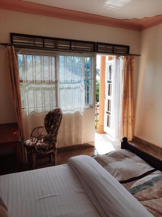 Airport Side Hotel เอนเทบเบ้ ภายนอก รูปภาพ