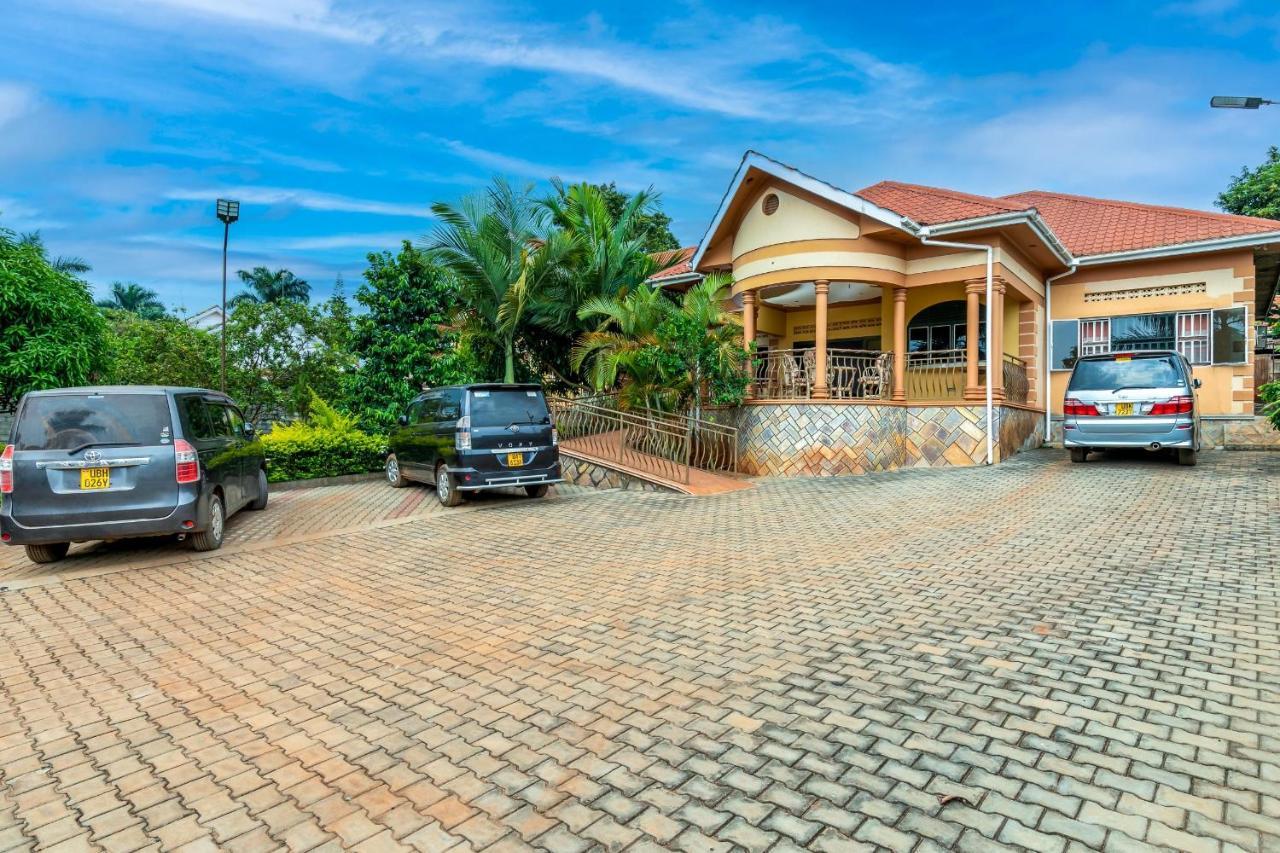 Airport Side Hotel เอนเทบเบ้ ภายนอก รูปภาพ