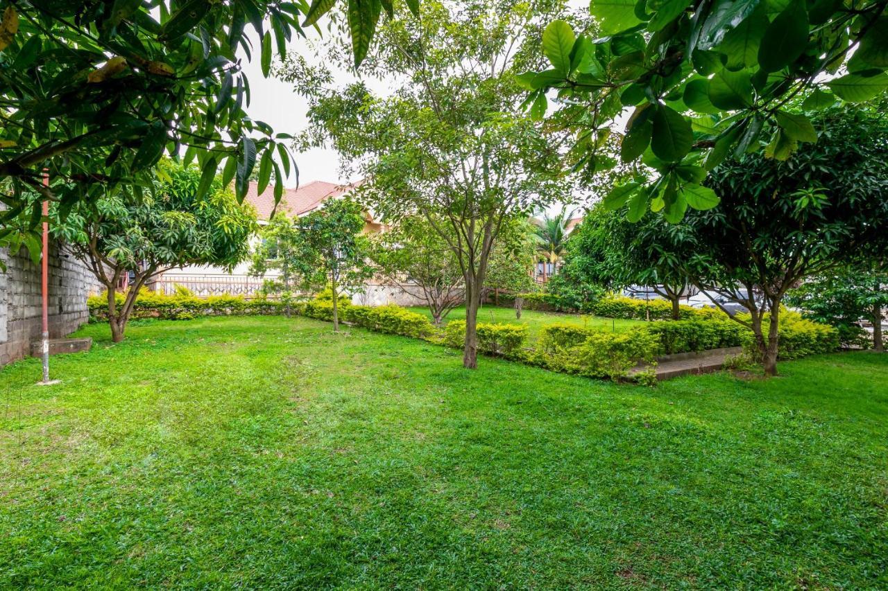 Airport Side Hotel เอนเทบเบ้ ภายนอก รูปภาพ